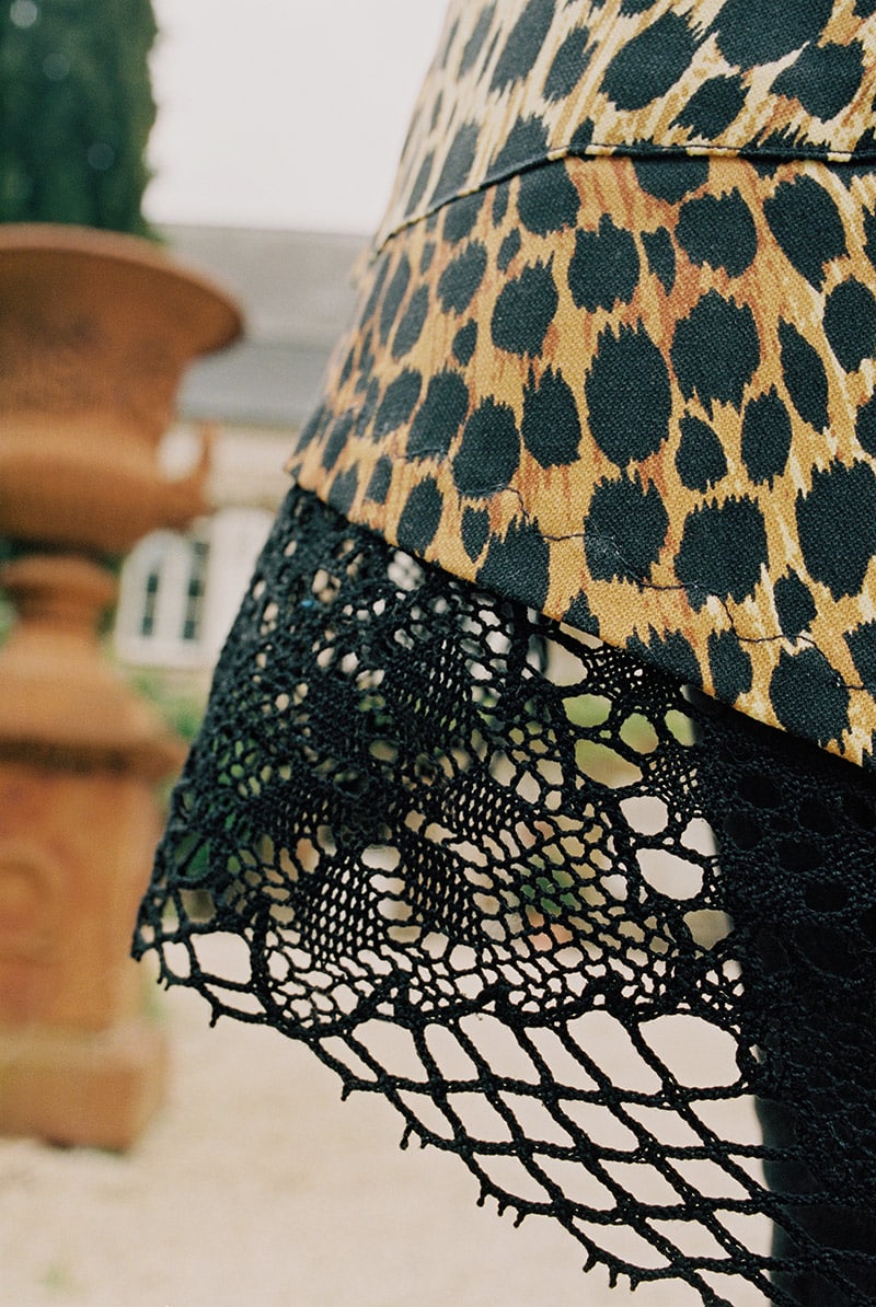 Tabliers originaux – tabliers en dentelle – tissu léopard – tablier sexy- tabliers couture – ZEZETTE by Montmartre